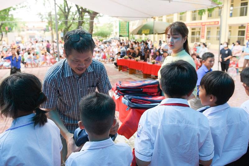 Ông Nguyễn Đức Tuân - Trưởng ban Thư ký - Biên tập, Trưởng ban Giáo dục điện tử Báo Giáo dục và Thời đại trao quà cho học sinh. Ảnh Thế Đại.