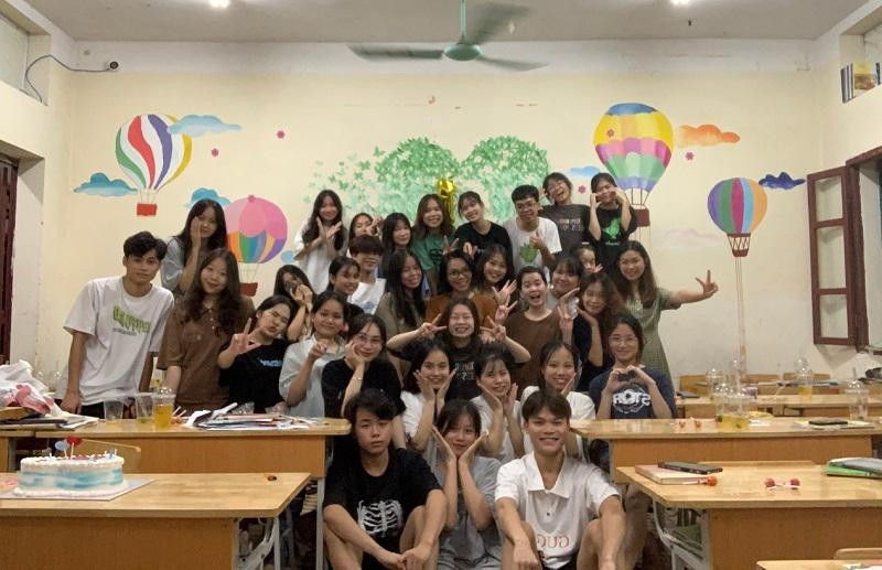 Những buổi học ban tối của Hoàng và bạn ở trường nội trú. Ảnh NVCC.