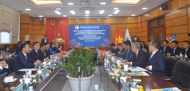 Quang cảnh buổi làm việc. Ảnh Ngô Chuyên.