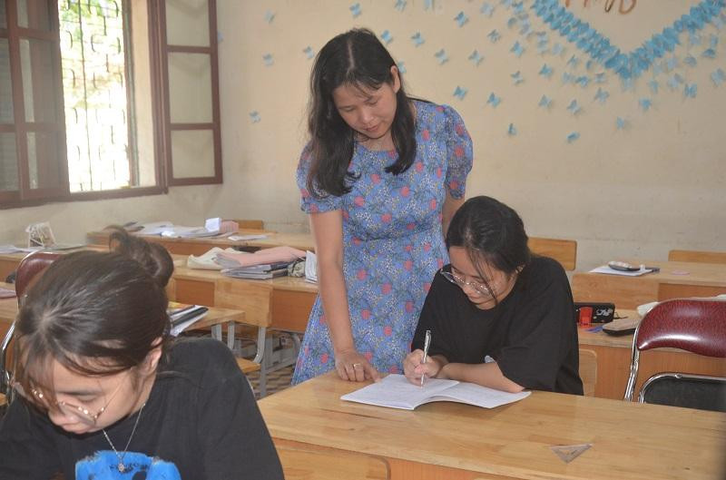 Cô Diệp luôn tận tụy giúp học sinh hiểu bài. Ảnh Ngô Chuyên.