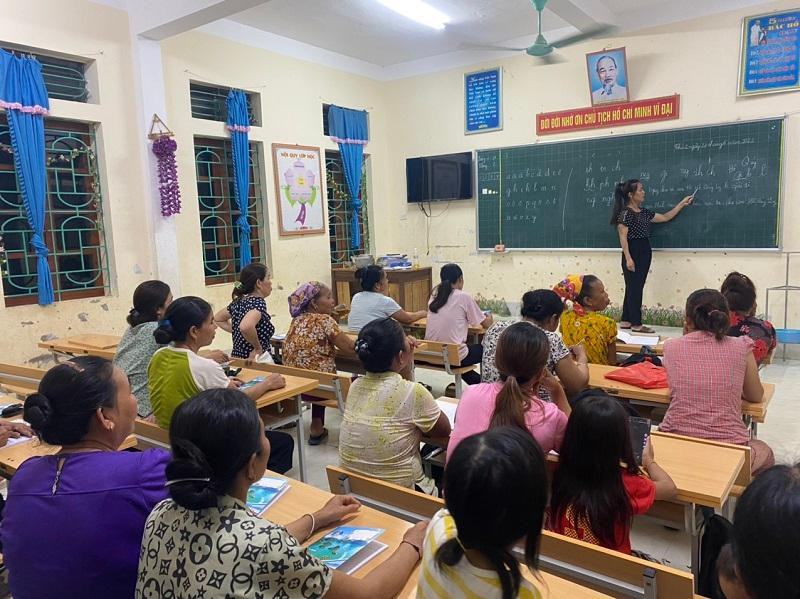 Cô Lê Thị Hồng Thanh – giáo viên Trường PTDTBT Tiểu học Cam Lâm (huyện Con Cuông, tỉnh nghệ An) dạy cho lớp xóa mù chữ. Ảnh NVCC.