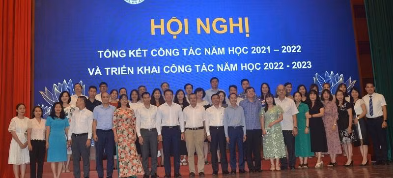 Cán bộ, giảng viên chụp ảnh lưu niệm tại hội nghị. Ảnh NC.