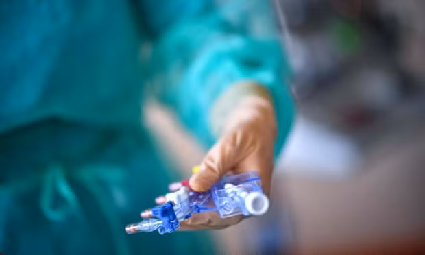 Một phòng khám ở Áo đã lên tiếng xin lỗi vì đã cưa nhầm chân của một bệnh nhân lớn tuổi. (Ảnh: AFP).