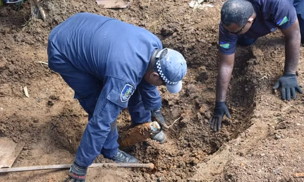 Lực lượng cảnh sát tại quần đảo Solomon đã được gọi đến và di dời 101 quả bom khỏi khu vực này.