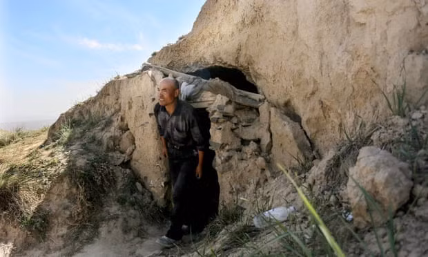 Anh Chu Khả Minh đứng bên ngoài hang động.