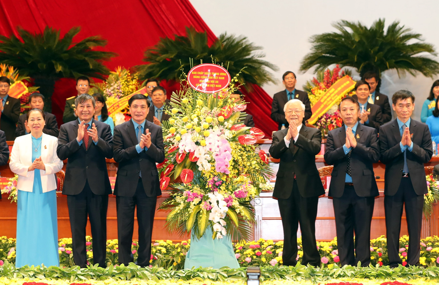 Tổng bí thư Nguyễn Phú Trọng tặng hoa chúc mừng Đại hội Công đoàn Việt Nam Tổng bí thư Nguyễn Phú Trọng tặng hoa chúc mừng Đại hội Công đoàn Việt Nam