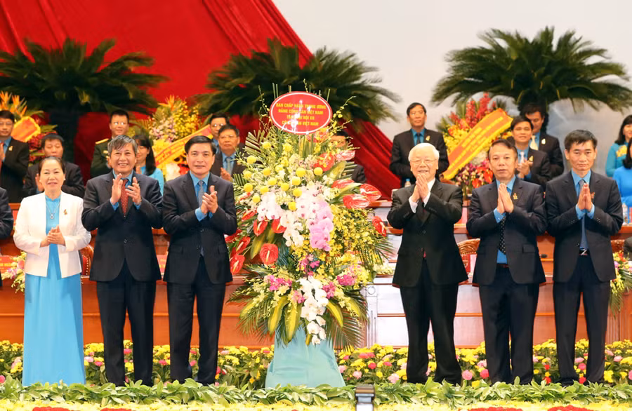 Tổng bí thư Nguyễn Phú Trọng tặng hoa chúc mừng Đại hội Công đoàn Việt Nam