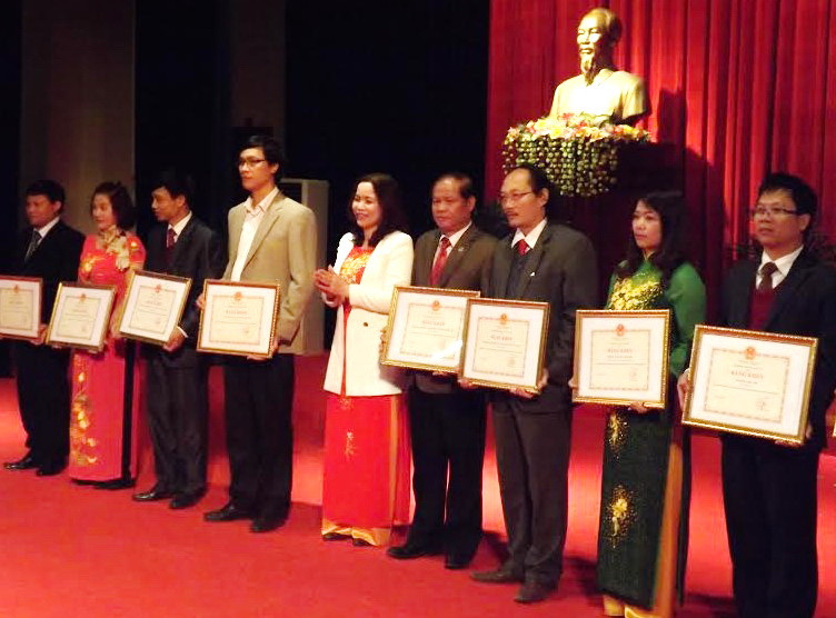 Đại diện Vụ GD Mầm non (Bộ GD&ĐT) trao bằng công nhận đạt chuẩn phổ cập GDMN cho trẻ em 5 tuổi cho ngành GD Điện Biên