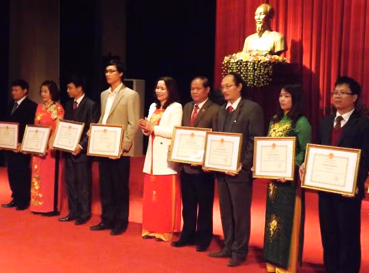 Đại diện Vụ GD Mầm non (Bộ GD&ĐT) trao bằng công nhận đạt chuẩn phổ cập GDMN cho trẻ em 5 tuổi cho ngành GD Điện Biên