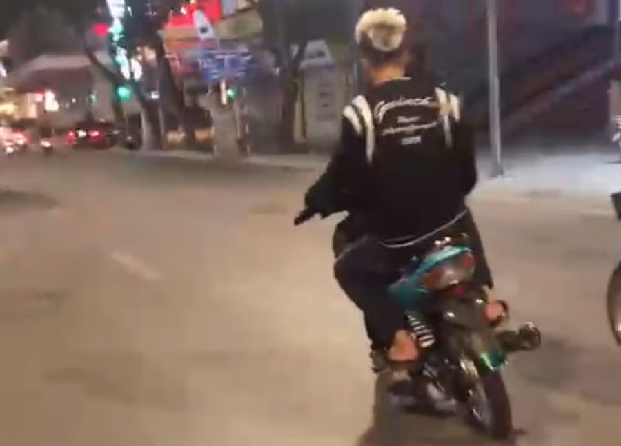 Thanh thiếu niên đi xe quá tốc độ, không đội mũ bảo hiểm.