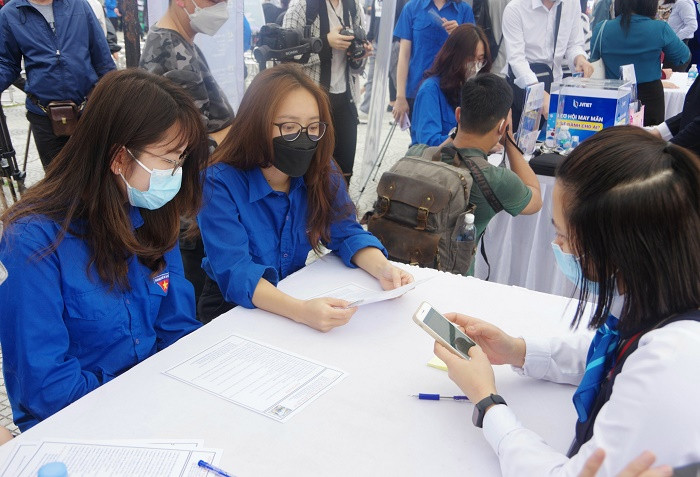 Các đoàn viên thanh niên tham gia Phiên giao dịch việc làm tại huyện Đông Anh.