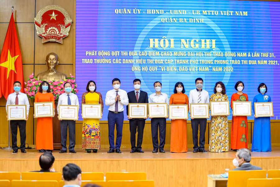 Chủ tịch UBND quận Ba Đình - Tạ Nam Chiến trao bằng khen cho các đơn vị có thành tích cao trong phong trào thi đua.