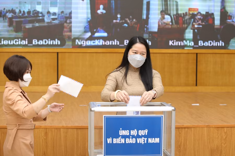 Lãnh đạo UBND quận Ba Đình ủng hộ Quỹ vì biển đảo Việt Nam.