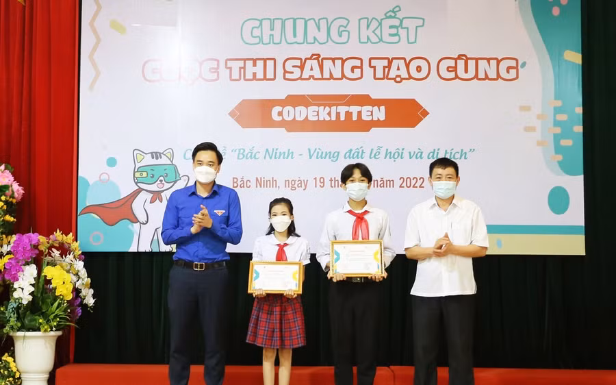 Lãnh đạo Ban Dân vận Tỉnh ủy và Tỉnh Đoàn Bắc Ninh trao giải Nhất cho các thí sinh.
