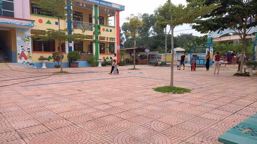 Trường mầm non Bảo Sơn (huyện Lục Nam) đón trẻ buổi đầu đến trường.