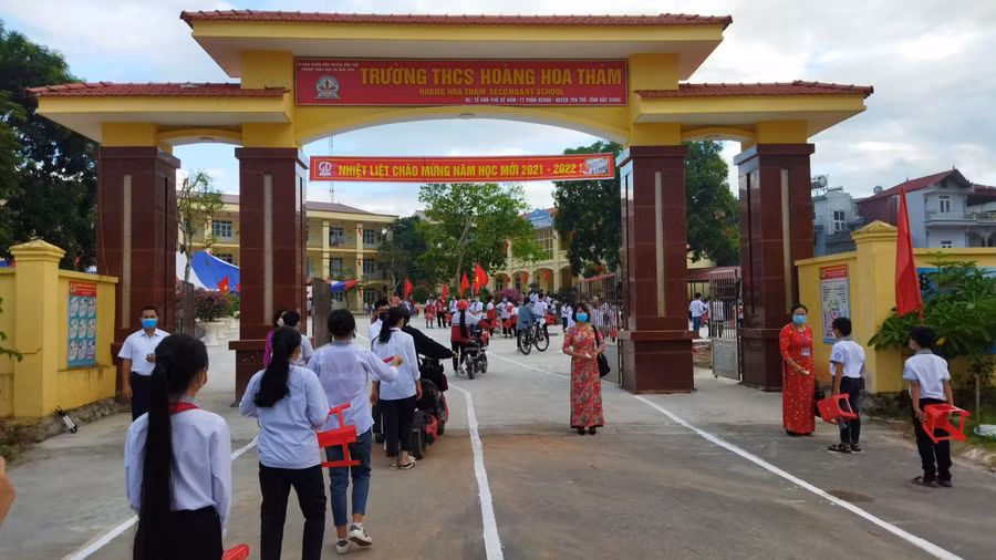 Học sinh trường THCS Hoàng Hoa Thám (huyện Yên Thế) hân hoan trong ngày khai giảng.