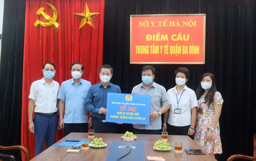 Ông Nguyễn Phi Thường – Chủ tịch LĐLĐ Thành phố Hà Nội tặng quà cho cán bộ, nhân viên y tế Trung tâm y tế quận Ba Đình.