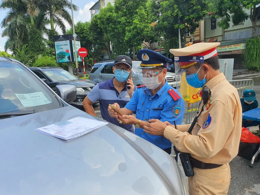 Lực lượng chức năng kiểm soát phương tiện tham gia giao thông trong thời giân giãn cách xã hội.