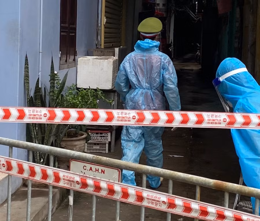 Công an quận Thanh Xuân đảm bảo an ninh trật tự khu vực phong tỏa, di dời người dân phòng dịch Covid-19 tại phường Thanh Xuân Trung.