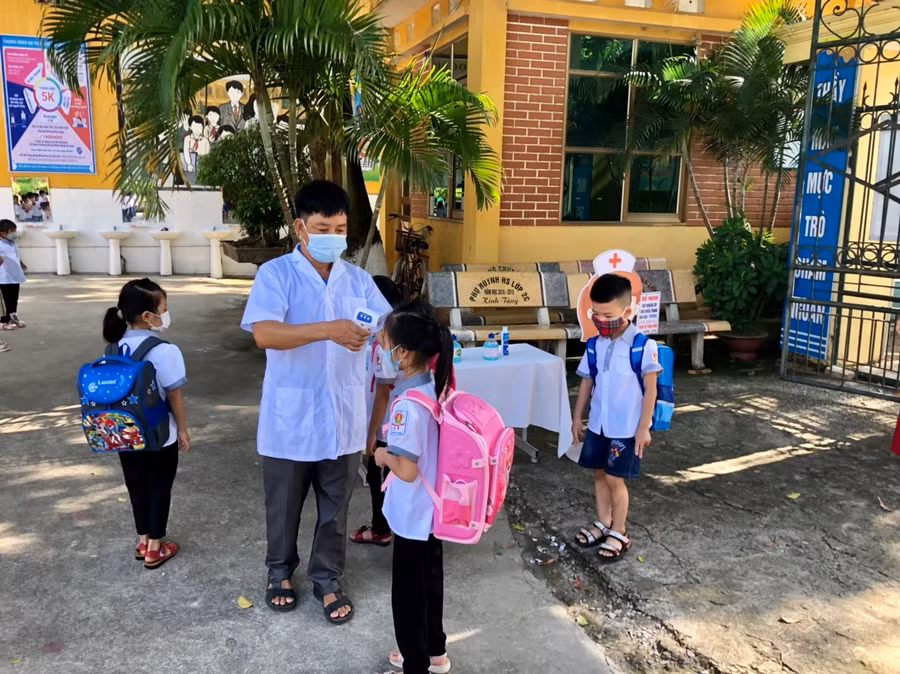 Học sinh trường tiểu học Khám Lạng (huyện Lục Nam) sáng 6/9.