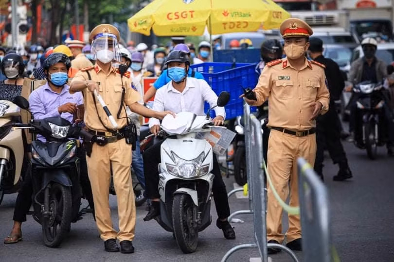 Lực lượng chức năng kiểm phương tiện tham gia giao thông.