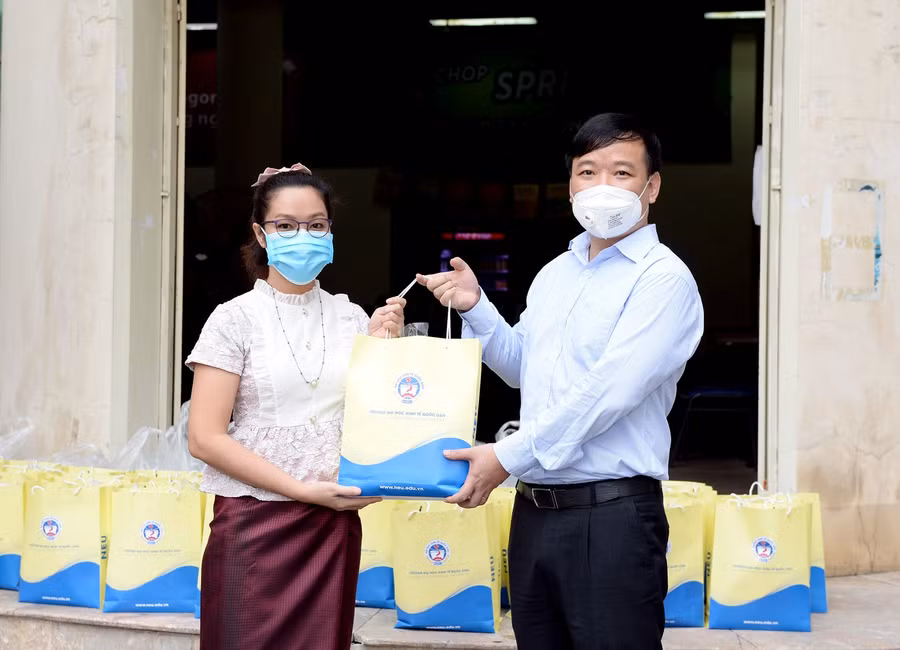 Trường ĐH Kinh tế Quốc dân hỗ trợ hơn 1.200 sinh viên ngoại tỉnh “mắc kẹt” tại Hà Nội ảnh 4