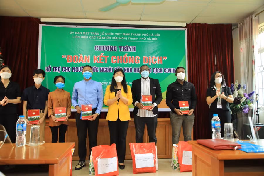 Chủ tịch Ủy ban MTTQ Việt Nam TP Hà Nội Nguyễn Lan Hương trao quà cho lưu học sinh đang học tập tại Học viện Nông nghiệp Việt Nam.