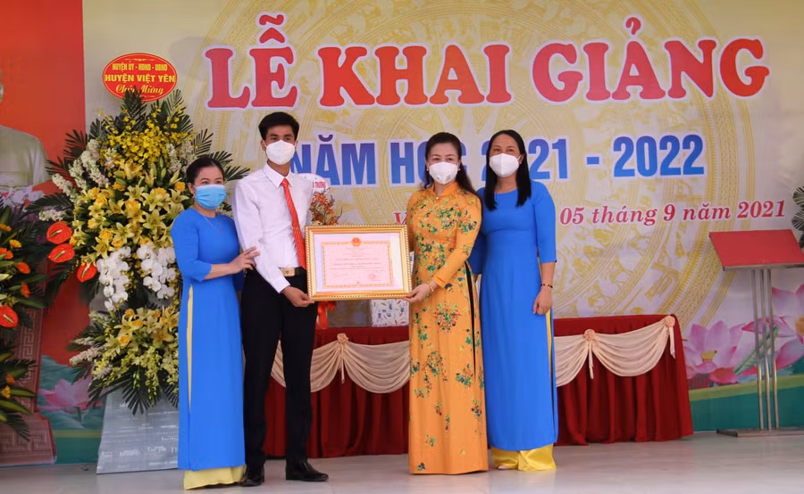 Phó Bí thư Thường trực Tỉnh ủy Bắc Giang Lê Thị Thu Hồng (thứ 2 từ phải sang) chúc mừng Trường THCS Thân Nhân Trung.