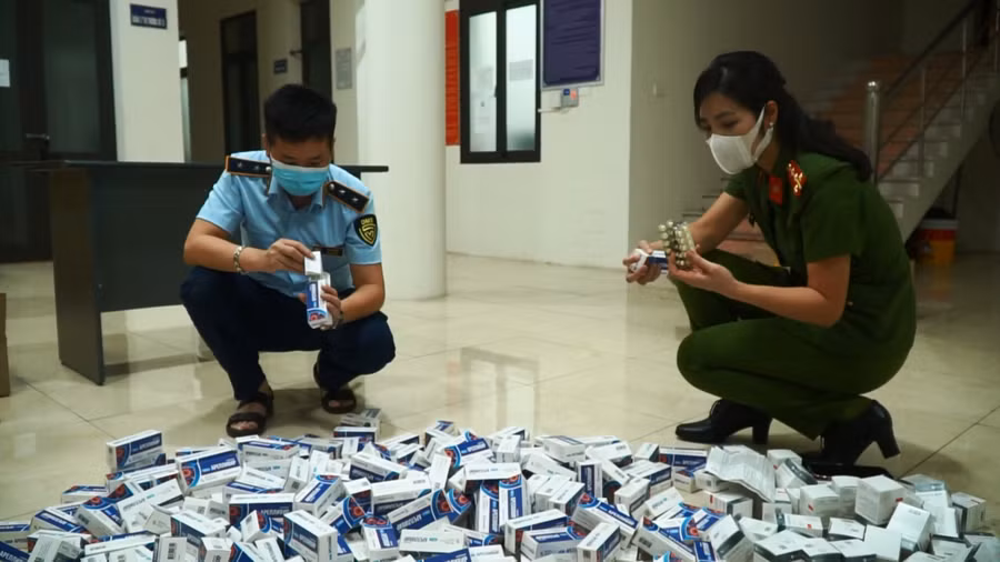 Lực lượng chức năng kiểm tra số thuốc.