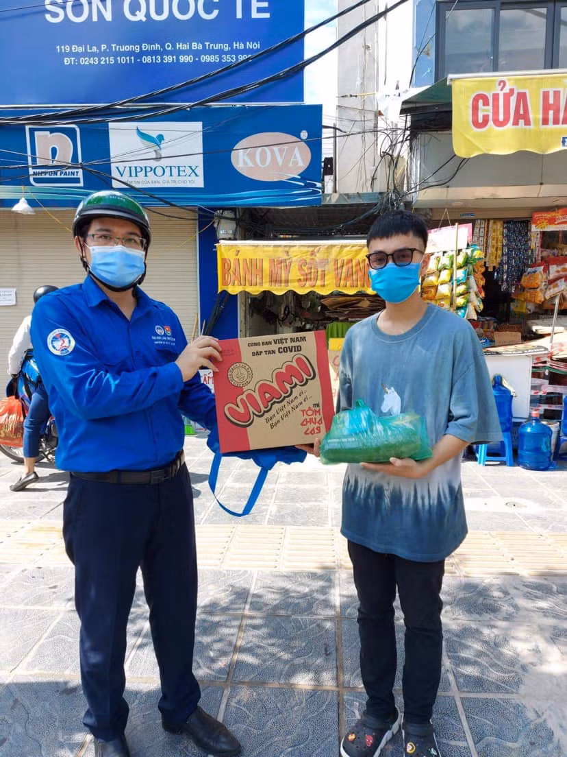 …và được trao tới tận tay các bạn sinh viên.