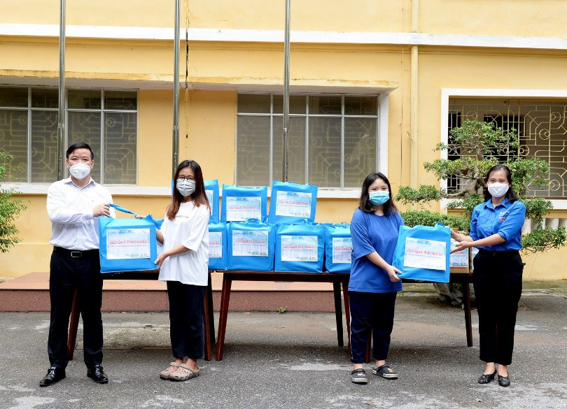 PGS.TS Bùi Huy Nhượng - Phó Hiệu trưởng Nhà trường và TS Nguyễn Bích Ngọc – Bí thư Đoàn Thanh niên trao các phần quà hỗ trợ cho các bạn sinh viên tại ký túc xá.