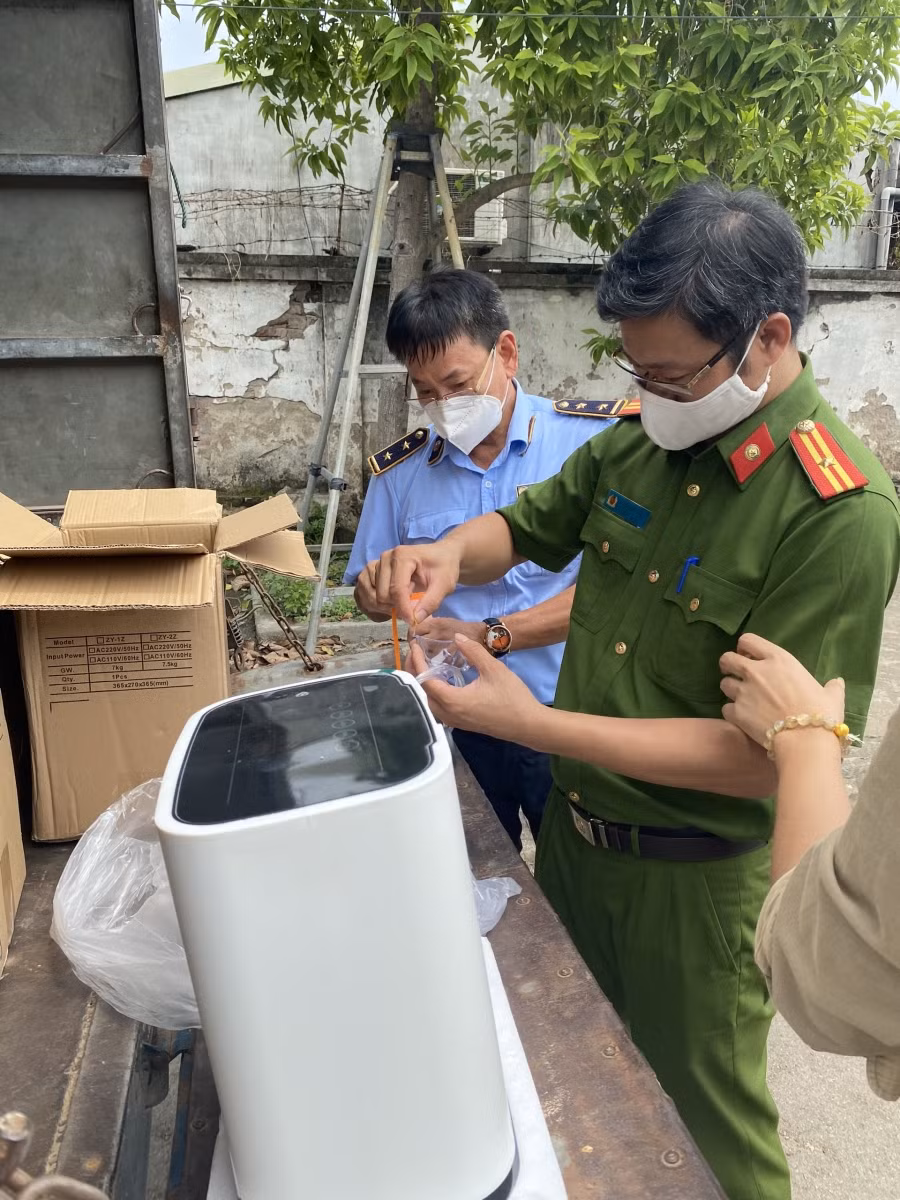 Lực lượng chức năng kiểm tra số hàng hóa.