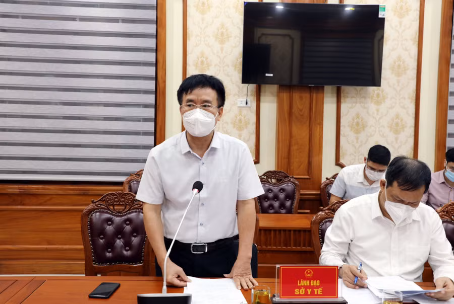 Đại diện lãnh đạo Sở Y tế Bắc Ninh thông tin tại buổi họp.