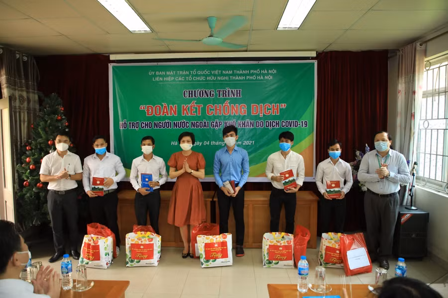 Trao quà cho lưu học sinh đang học tập tại Học viện Nông nghiệp Việt Nam.