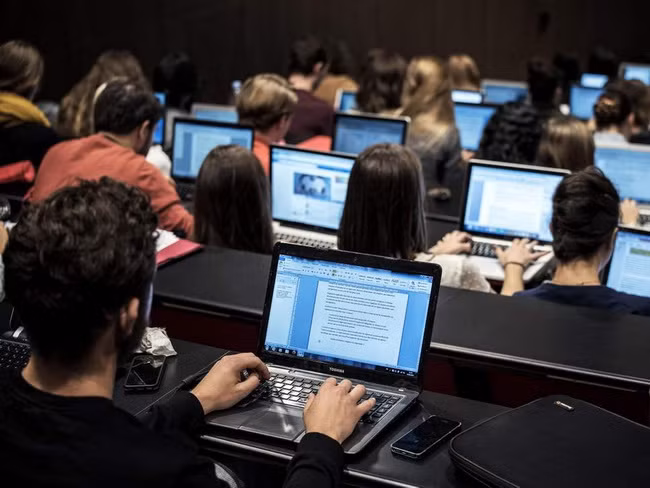 Khoa học phát hiện lý do ánh sáng xanh từ màn hình có thể dẫn đến mù lòa 