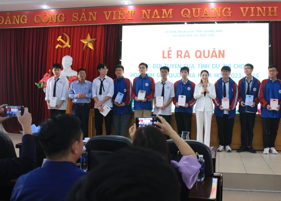 Lãnh đạo Sở GD&ĐT Quảng Ninh tặng quà cho học sinh các đội tuyển tham gia dự thi chọn học sinh giỏi quốc gia năm học 2023-2024. 