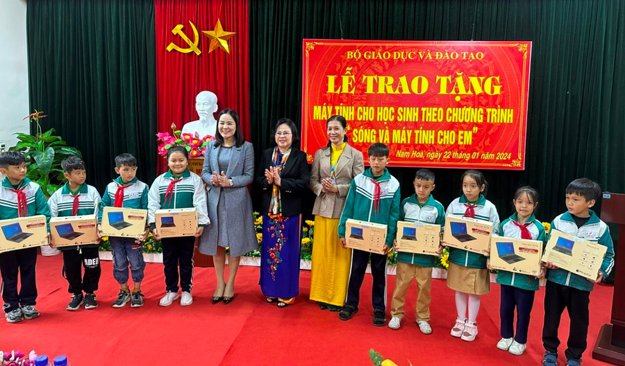 Học sinh Trường Tiểu học Nam Hoà nhận máy tính trong chương trình “Sóng và máy tính cho em”. Học sinh Trường Tiểu học Nam Hoà nhận máy tính trong chương trình “Sóng và máy tính cho em”.