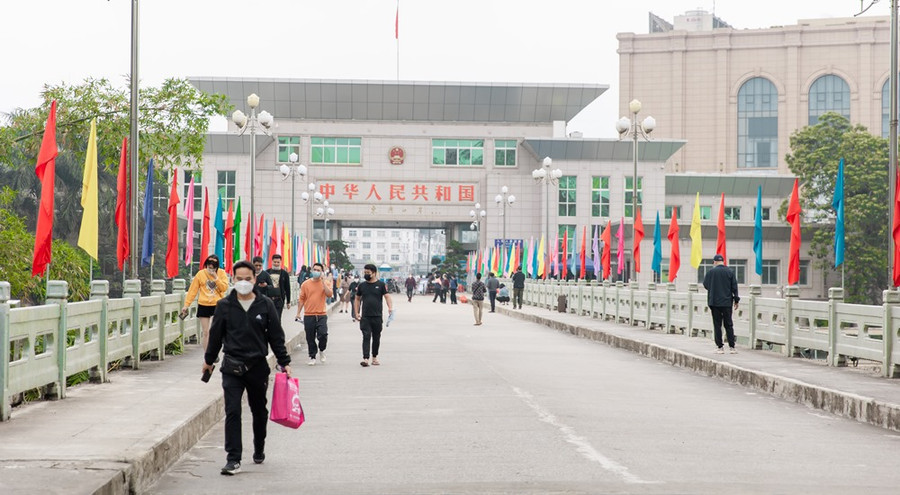 Ngoài đoàn khách du lịch đầu tiên của Công ty Thần Châu, hàng trăm người đã đăng ký làm thủ tục xuất nhập cảnh tại cửa khẩu, đa số là cư dân biên giới qua lại buôn bán giữa 2 nước.