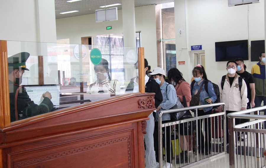 Người dân và du khách làm thủ tục xuất nhập cảnh.