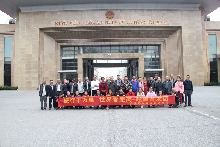 Bà Nguyễn Thu Hương, Phó Chủ tịch UBND TP Móng Cái cho biết, đã chỉ đạo các cơ quan liên ngành khối cửa khẩu rà soát lại các điều kiện về cơ sở vật chất, trang thiết bị và quy trình triển khai thực hiện. Phối hợp với bên bạn chuẩn bị các điều kiện đảm bảo phục vụ cho đoàn khách du lịch đầu tiên trong ngày hôm nay. Thành phố đảm bảo các dịch vụ phục vụ du khách theo tinh thần “Trách nhiệm - Thân thiện - An toàn”, góp phần phát triển du lịch của thành phố mang tính bền vững cho địa phương.