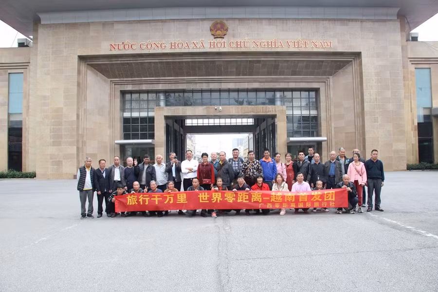 Bà Nguyễn Thu Hương, Phó Chủ tịch UBND TP Móng Cái cho biết, đã chỉ đạo các cơ quan liên ngành khối cửa khẩu rà soát lại các điều kiện về cơ sở vật chất, trang thiết bị và quy trình triển khai thực hiện. Phối hợp với bên bạn chuẩn bị các điều kiện đảm bảo phục vụ cho đoàn khách du lịch đầu tiên trong ngày hôm nay. Thành phố đảm bảo các dịch vụ phục vụ du khách theo tinh thần “Trách nhiệm - Thân thiện - An toàn”, góp phần phát triển du lịch của thành phố mang tính bền vững cho địa phương.