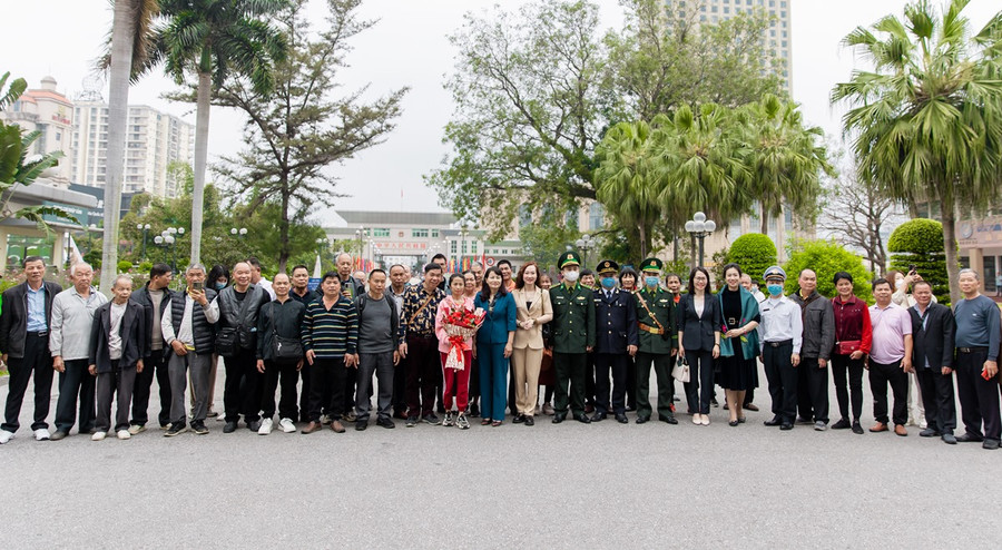 Lãnh đạo thành phố Móng Cái chụp ảnh làm kỷ niệm cùng đoàn khách Trung Quốc.