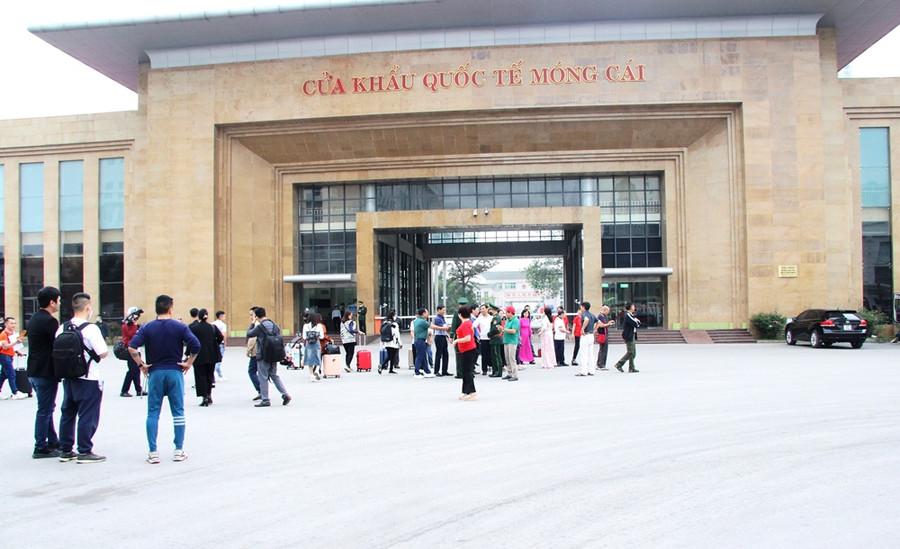 Sáng 15/3, cặp cửa khẩu quốc tế Móng Cái, Quảng Ninh (Việt Nam) - Đông Hưng, Quảng Tây (Trung Quốc) chính thức mở cửa đón khách du lịch.