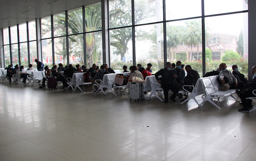 Cùng với đoàn khách du lịch Trung Quốc qua cửa khẩu Móng Cái vào Việt Nam, trong sáng ngày 15/3 cũng có một số đoàn khách Việt Nam sang Trung Quốc du lịch.