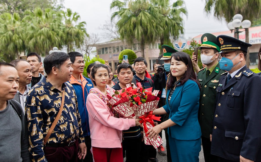 Lãnh đạo TP Móng Cái và các ngành khối cửa khẩu, các đơn vị du lịch đã đến tặng hoa đoàn khách du lịch đầu tiên nhập cảnh qua cửa khẩu quốc tế Móng Cái sau thời gian tạm dừng do ảnh hưởng của dịch Covid-19.