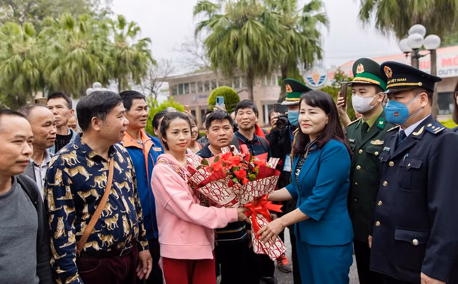 Lãnh đạo TP Móng Cái và các ngành khối cửa khẩu, các đơn vị du lịch đã đến tặng hoa đoàn khách du lịch đầu tiên nhập cảnh qua cửa khẩu quốc tế Móng Cái sau thời gian tạm dừng do ảnh hưởng của dịch Covid-19.