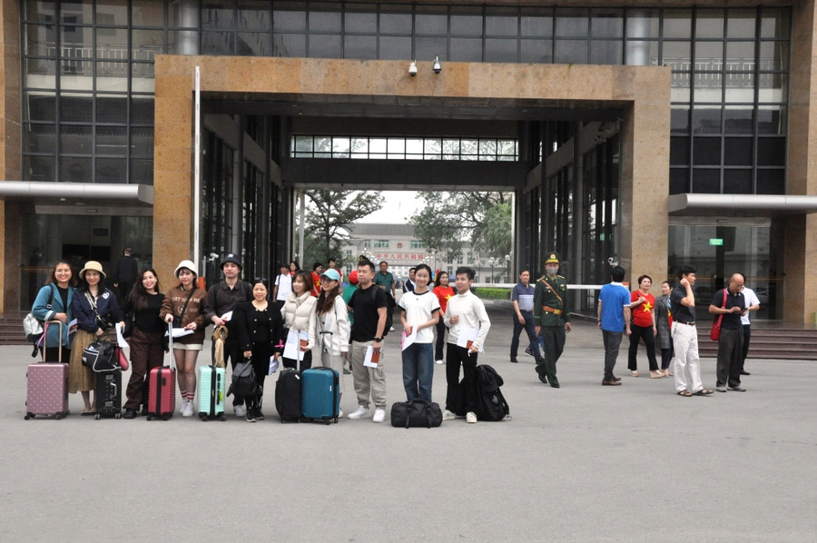 Trong buổi sáng, đoàn khách 38 người của Công ty Du lịch Thần Châu (Quảng Tây, Trung Quốc) đến từ nhiều địa phương Trung Quốc đã làm thủ tục nhập cảnh qua cửa khẩu quốc tế Móng Cái theo tour du lịch 4 ngày, 3 đêm tại: Móng Cái, Hạ Long và Hà Nội.