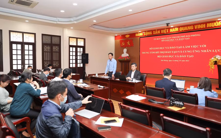 Quang cảnh buổi làm việc