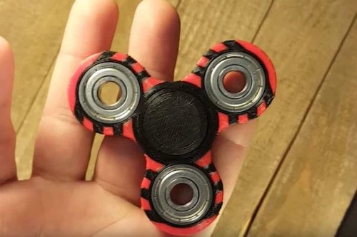 Trường học ở Anh cấm spinner