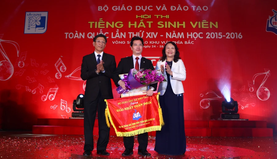 Thứ trưởng Bộ GD&ĐT Nguyễn Thị Nghĩa tặng cờ cho Đại học Mỏ địa chất- đơn vị nhất toàn đoàn